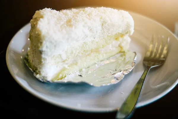 Gâteau Noix Coco Avec Fourchette Sur Plat Blanc — Photo