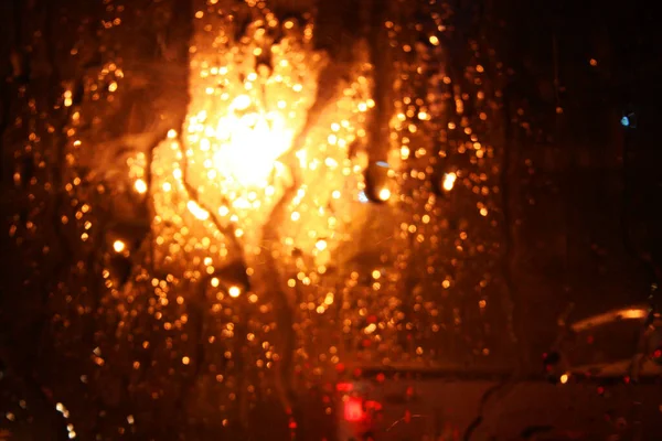 バンコク 2011年7月23日 雨は窓ガラスの質感を落とし 街路灯の抽象的なぼやけた街並みを作り出します ソフトフォーカス — ストック写真