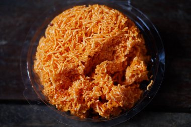 Açık plastik kutuda tatlı ve çıtır çıtır pirinç erişteli vermicelli.