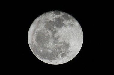Karanlık gecede Dolunayın Işığı ve Ay yüzeyinin dokusunu göster.