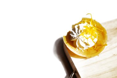 Tayland Çıtır Pankeki (Kanom Buang) beyaz arka planda izole edildi