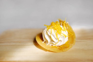 Tahta tabakta beyaz arka planda izole edilmiş Tayland Çıtır Pankeki (Kanom Buang)