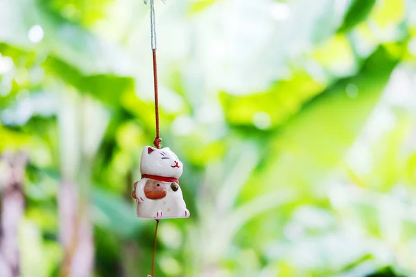 Maneki Neko Japonês Felizarda Boneca Pendurada Janela Com Fundo Verde — Fotografia de Stock