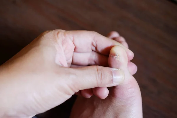 Gesloten Vrouwelijke Voeten Met Franse Nagels Houten Vloer Gezonde Verzorging — Stockfoto