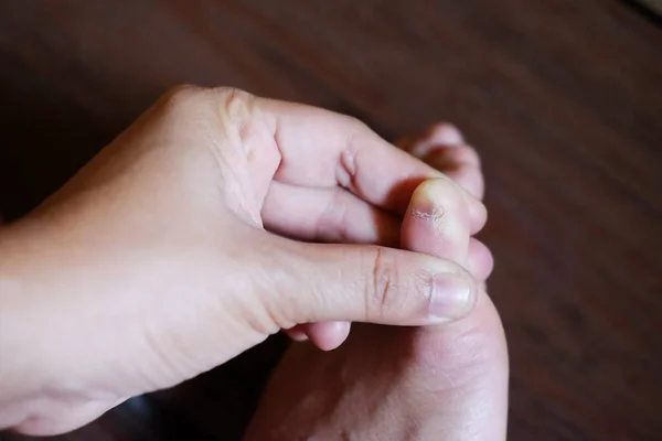 Gesloten Vrouwelijke Voeten Met Franse Nagels Houten Vloer Gezonde Verzorging — Stockfoto