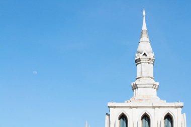 Tayland Mimari Pavyonu. Tayland 'da Sukhothai Thammathirat Açık Üniversitesi' nde mavi gökyüzü..