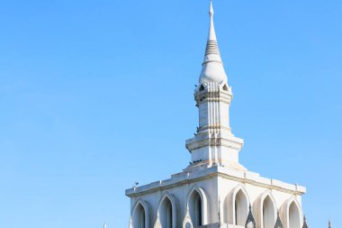 Tayland Mimari Pavyonu. Tayland 'da Sukhothai Thammathirat Açık Üniversitesi' nde mavi gökyüzü..