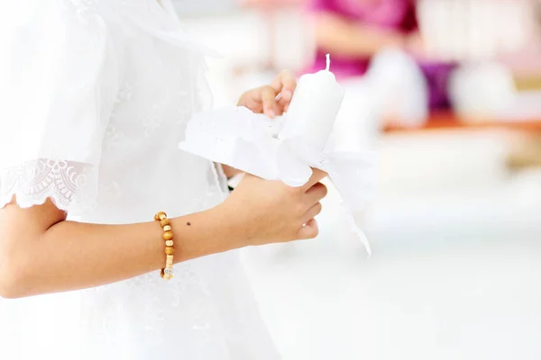 Cerrado Niño Manos Sosteniendo Vela Blanca Boda — Foto de Stock