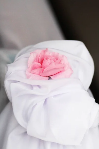 Bianco Frabico Decorazione Floreale Rosa Rosa Nel Matrimonio Sposa — Foto Stock