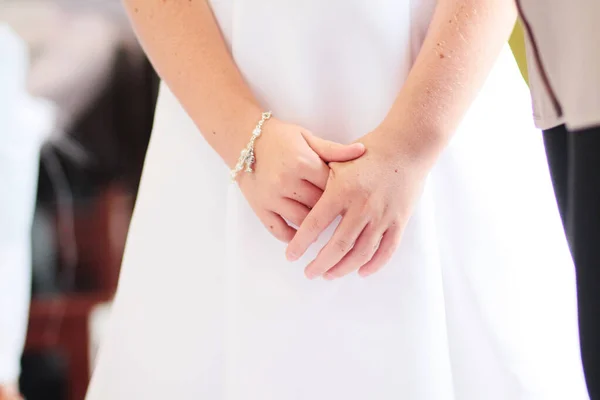 Cerrado Manos Niño Con Hermoso Vestido Blanco — Foto de Stock