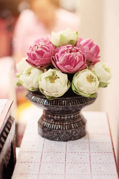 Hermosa Lirio Rosa Flores Loto Decoración Cuenco Compromiso Para Orar — Foto de Stock