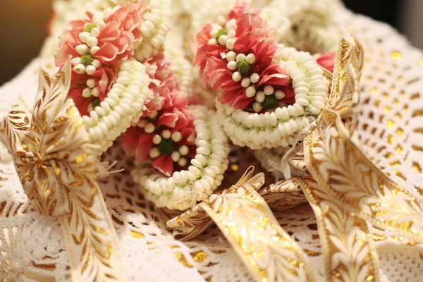 Guirnaldas Flores Una Bandeja Oro Tradición Tailandesa Boda Día Guirnalda — Foto de Stock