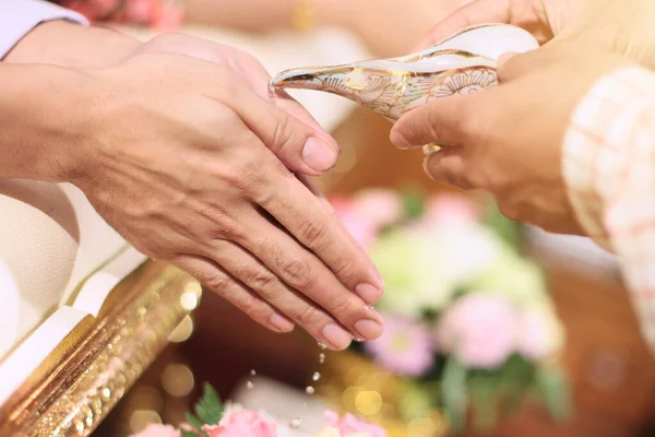 Hand Gießt Wasser Aus Muschelschale Den Bräutigam Und Die Braut — Stockfoto