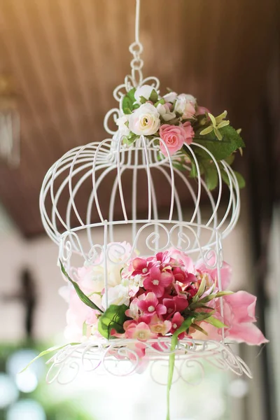 婚礼上装饰着玫瑰的白色鸟笼 — 图库照片