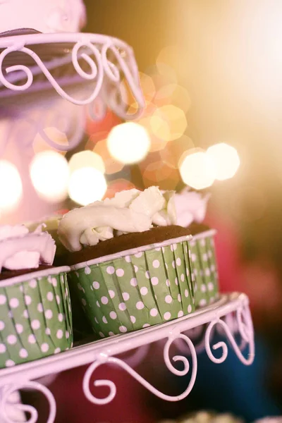Cupcakes Casamento Com Polvilhas Coloridas Copo Verde Com Luzes Guirlanda — Fotografia de Stock
