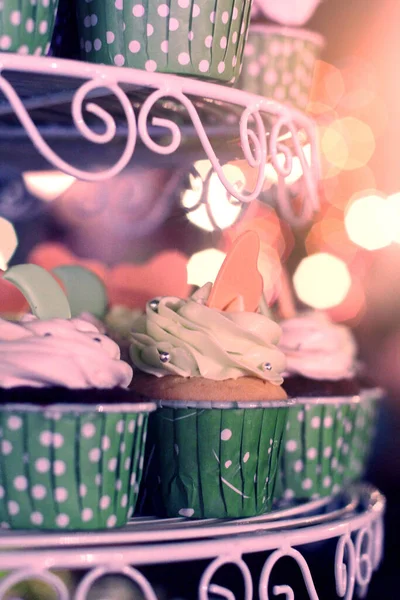 Cupcakes Boda Con Espolvoreos Colores Taza Verde Con Luces Guirnalda — Foto de Stock