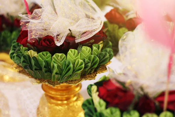 Krásné Květiny Dekorace Zásnuby Zlatá Mísa Pro Thajské Zásnubní Obřad — Stock fotografie