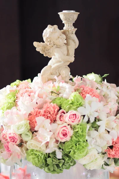 Pequeña Decración Cupido Hermosas Rosas Rosadas Matrimonio Día San Valentín — Foto de Stock