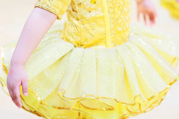 Kleine Mädchen Gelbem Ballett Tutu Kleid Und Rosa Ballettschuhen — Stockfoto