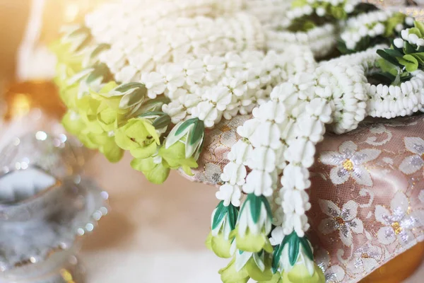 伝統的なタイの結婚式の日に金のトレイに花のガーランド ジャスミンの国 — ストック写真