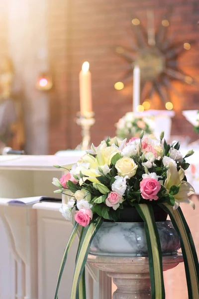 Flores Rosas Jarrón Cerámica Decoración Mesa Bodas Con Vela Matrimonio — Foto de Stock