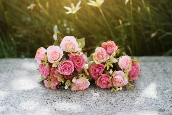 Ramo Rosas Rosadas Suelo Hormigón Jardín Con Luz Solar Fondo — Foto de Stock