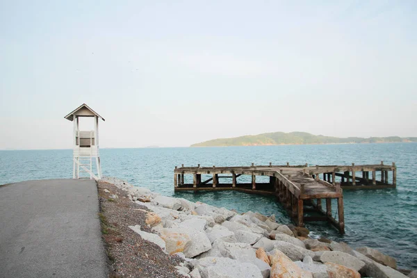 Torre Salvavidas Blanca Viejo Puente Madera Con Vista Mar Playa — Foto de Stock