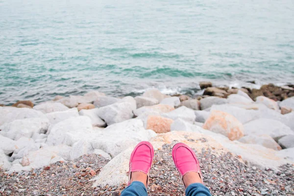 Mulheres Usando Sapatos Rosa Sente Relaxe Praia Verão Rochas Brancas — Fotografia de Stock