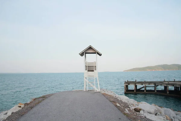 White Lifeguard Tower Och Gammal Träbro Med Havsutsikt Stranden Thailand — Stockfoto