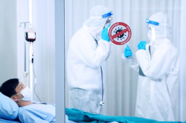 Coronavirus 'u durdurun. Kişisel Koruyucu Ekip' teki Covid 19 virüsü kapmış bir hastanın acil servis kapısının önünde sıkıştı..