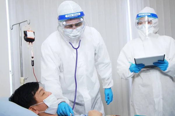 Medical Team Personal Protective Equipment Ppe Clothing Researching Discussing Ellenőrizze — Stock Fotó