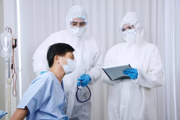タイの病院の緊急治療室でCovid 19ウイルスに感染したタイの老人のための個人保護具やPpe服や治癒の医療チーム — ストック写真
