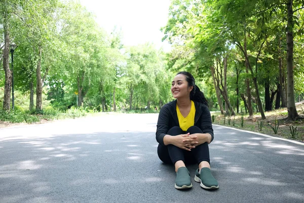 Lächelnde Junge Asiatin Sportbekleidung Sitzt Nach Dem Sport Lichtdurchfluteten Garten — Stockfoto