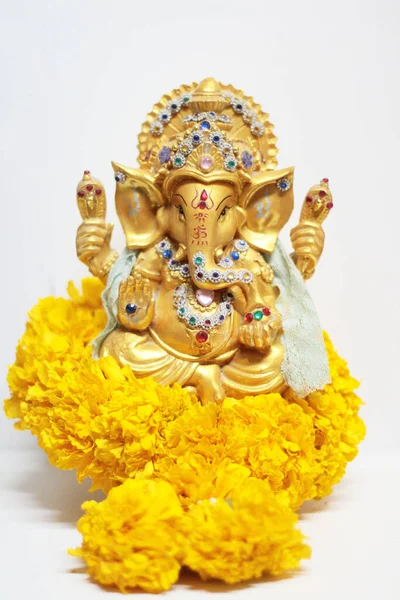 Altın Ganesha Heykeli Tanrısı, Başarı Tanrısı. Beyaz arka planda izole edilmiş, Hinduizm Tanrısı..