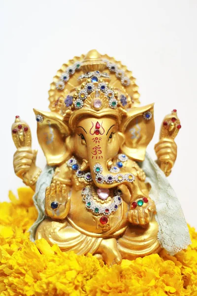 Altın Ganesha Heykeli Tanrısı, Başarı Tanrısı. Beyaz arka planda izole edilmiş, Hinduizm Tanrısı..