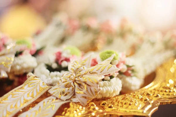伝統的なタイの結婚式の日に金のトレイに花のガーランド ジャスミンの国 — ストック写真