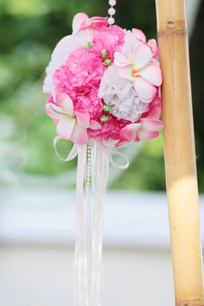 Kunstige Rosa Blomster Henging Leirdukkedekorasjon Tre Ekteskap Bryllupsdekorasjon Grønthagen – stockfoto