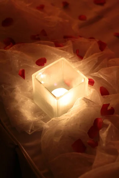 Światło Świecy Czerwone Róże Płatki Dekoracji Białej Tkaninie Ślub Walentynki — Zdjęcie stockowe