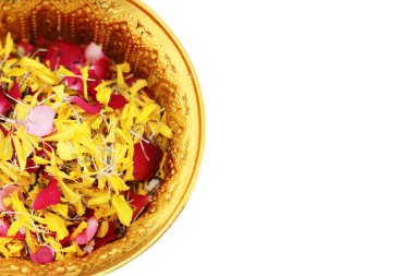 Kırmızı gül ve altın tepside kadife çiçekleri geleneksel Tayland düğün töreninde beyaz arka planda izole edilmiş ve tapınakta Budizm