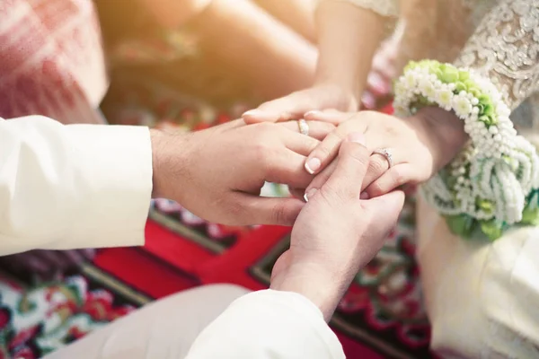 Bruidegom Handen Houden Bruid Handen Met Trouwring Thaise Huwelijksceremonie Traditioneel — Stockfoto
