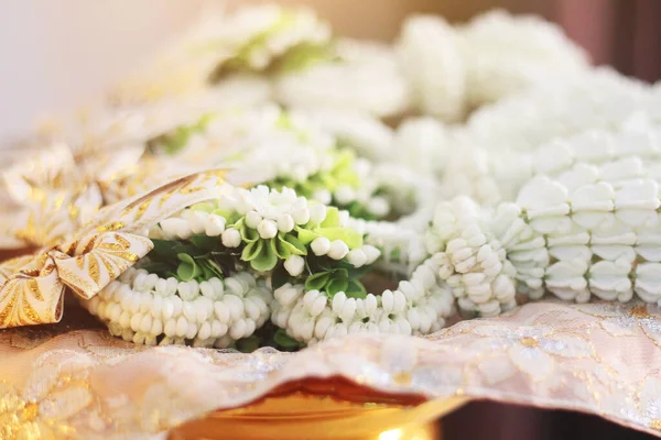 Guirnaldas Flores Una Bandeja Oro Tradición Tailandesa Boda Día Guirnalda — Foto de Stock