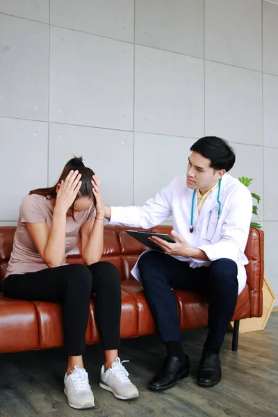 Asian Psychiatrist Man Counseling Encouraging Caucasian Female Have Mental Health — Stock Photo, Image