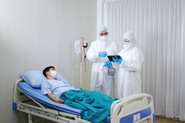 Kişisel Koruyucu Ekip veya PPE Giyim ve Araştırma ve Tartışma eski hastalar için tablet ile Tayland 'daki hastane laboratuarında Covid 19 virüsü ve tedavi