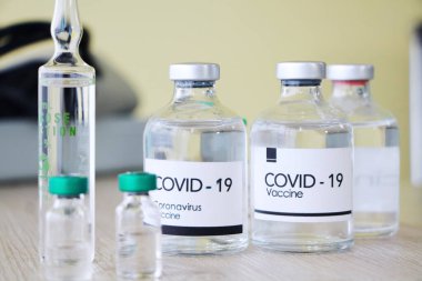 Covid-19 Aşısı bilim laboratuarındaki virüs enfeksiyonunun araştırma ve tedavisi için şişeyi temizledi.