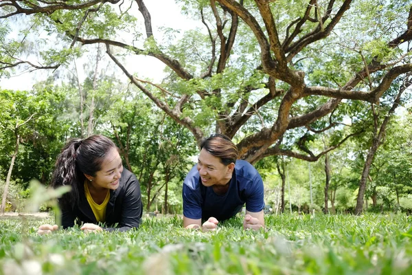 Leende Asiatiska Unga Par Älskar Att Träna Och Planking Träning — Stockfoto