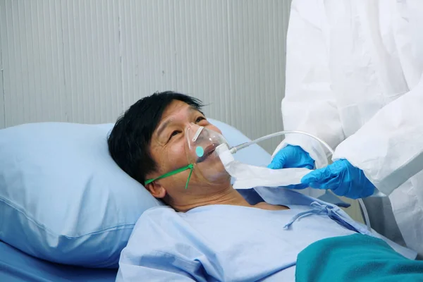 個人保護具やPpe服の医療チームは タイの病院でCovid 19ウイルスや治療に感染したタイの老人のための酸素マスクを使用しています — ストック写真