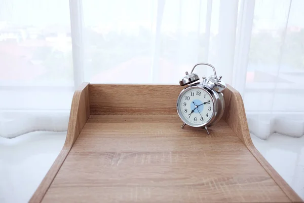 Vintage Klasyczny Zegar Drewnianym Stole Bocznym Sypialni — Zdjęcie stockowe