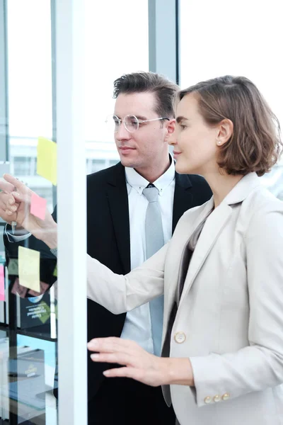 Uomo Affari Donna Affari Successo Scrivere Buone Idee Appunti Appiccicosi — Foto Stock