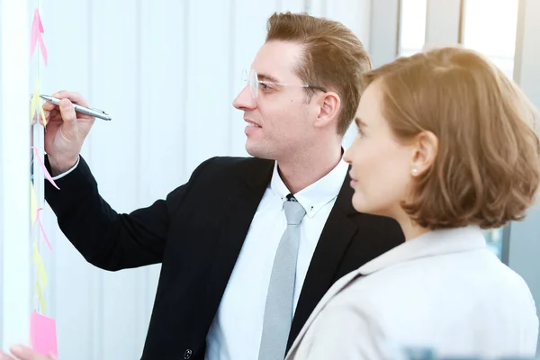 Uomo Affari Donna Affari Successo Scrivere Buone Idee Appunti Appiccicosi — Foto Stock