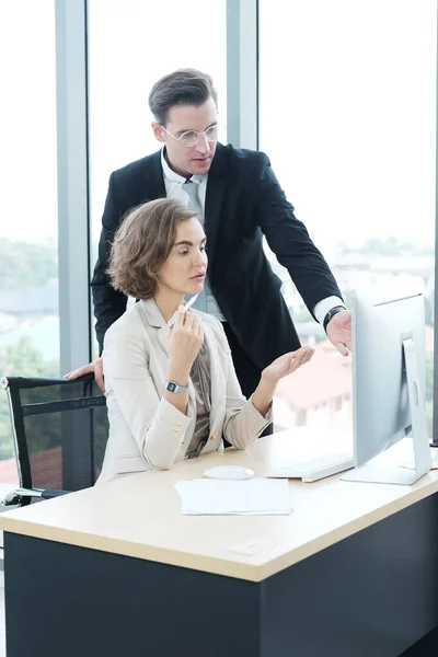 Skuteczny Biznesmen Bizneswoman Pracujący Dzielący Się Pomysłami Biurze Computor Desk — Zdjęcie stockowe